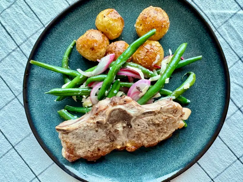 Lammekoteletter med aspargesbønnesalat