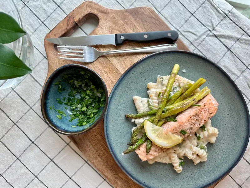Laks med asparges og ostesaus