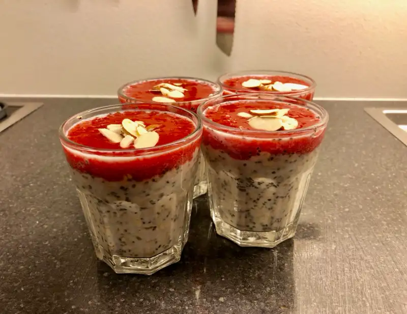 kjøleskapsgrøt med chiafrø, jordbærsaus og mandler