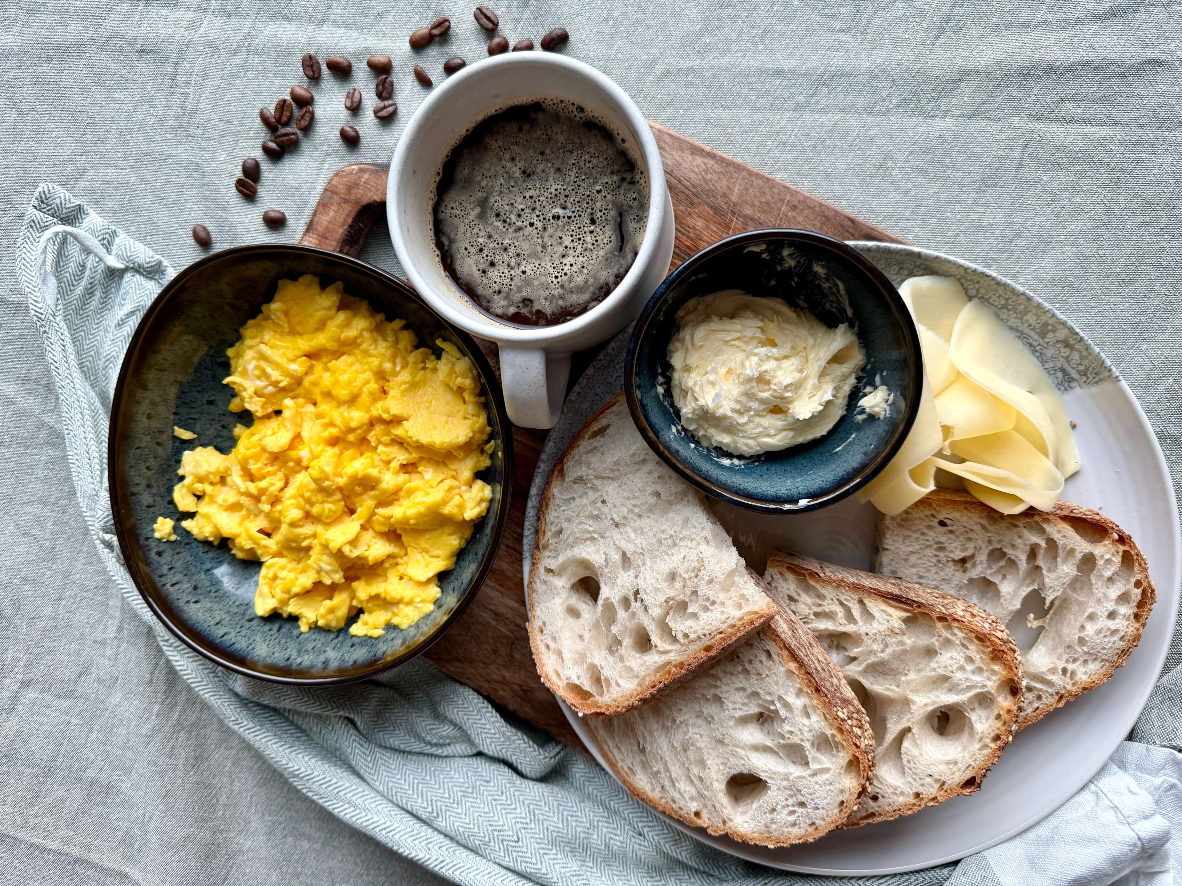Helgefrokost med kremet eggerøre og surdeigsbrød