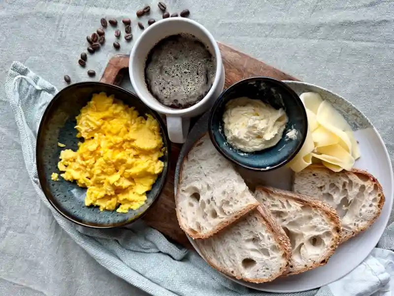Bilde av Helgefrokost med kremet eggerøre og surdeigsbrød