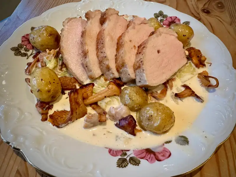 Helsteikt ytrefilet av svin med kremet sommerkål og kantareller