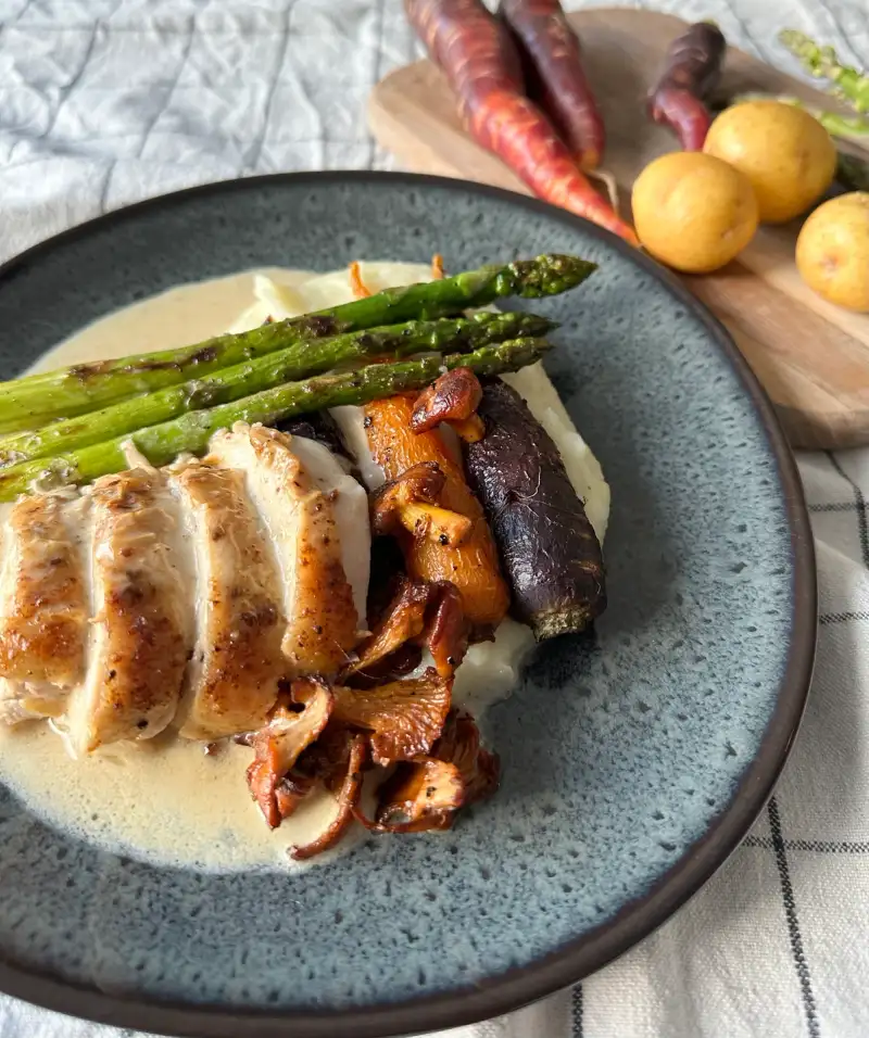 Helstekt kylling, med potetpuré, asparges og gulrøtter