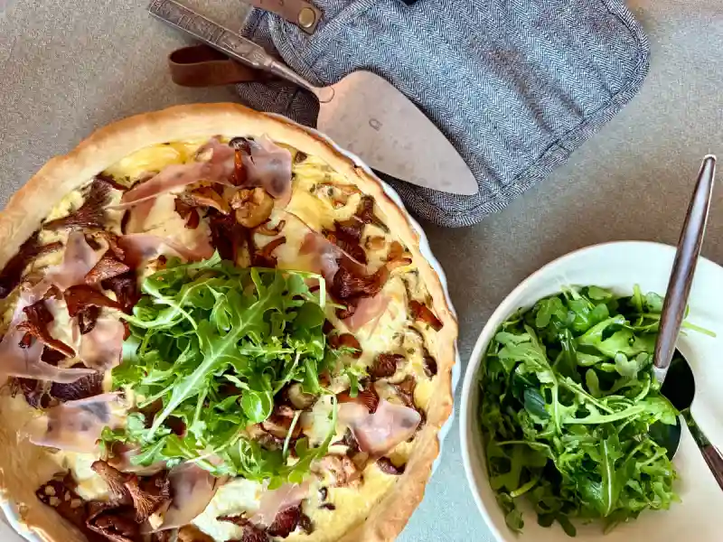 Bilde av Kantarellpai med spekeskinke og chèvre
