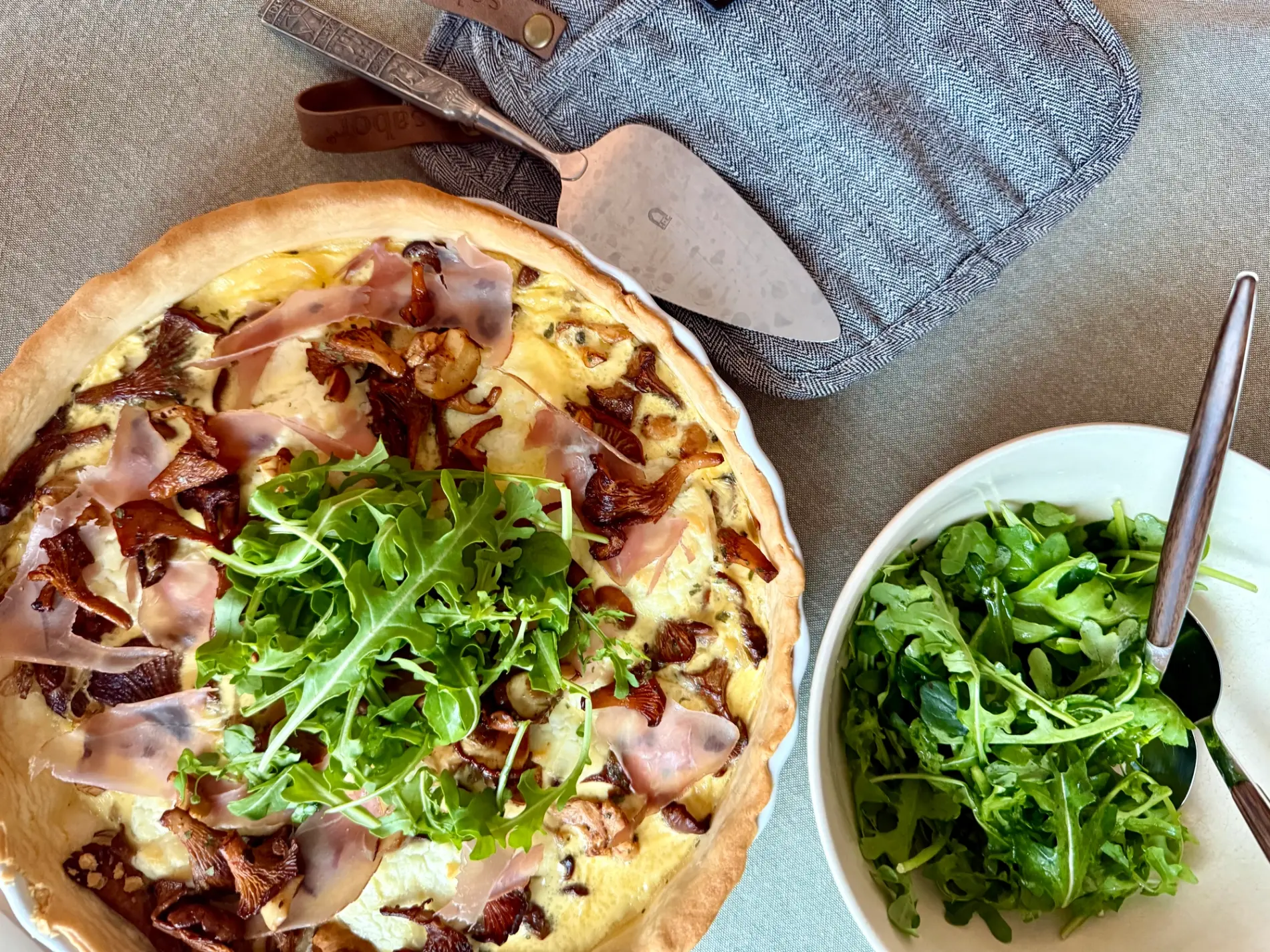 Kantarellpai med spekeskinke og chèvre