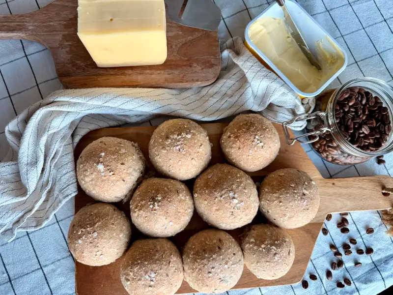 Lettvinte havrerundstykker med kaldheving