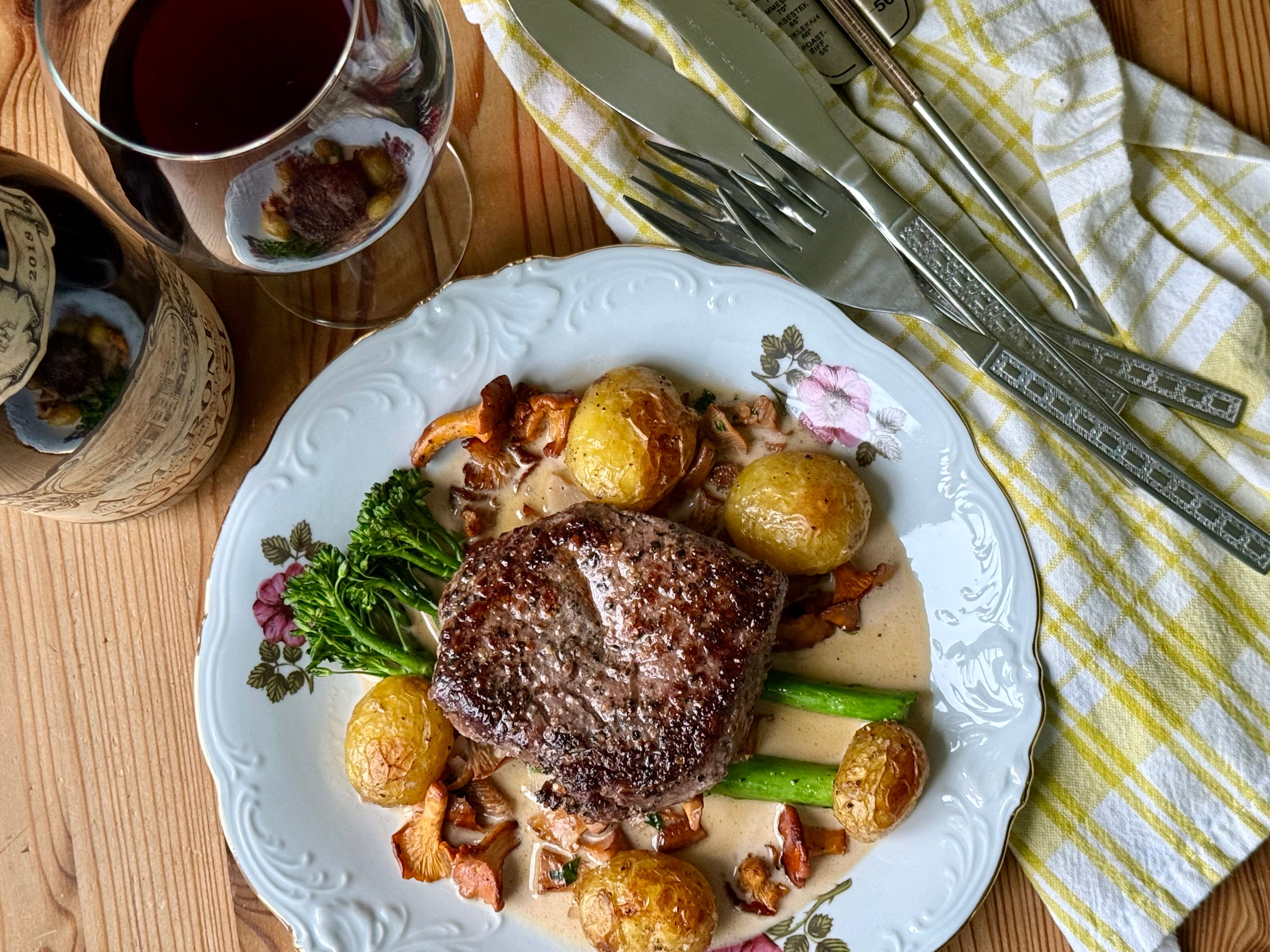 Biff med ovnstekte poteter, kantareller, brokkolini servert i kantarellsaus
