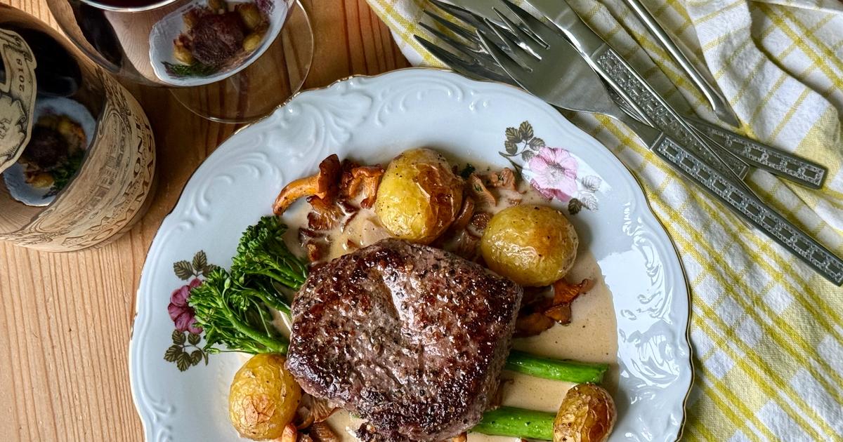 Biff med ovnstekte poteter, kantareller, brokkolini servert i kantarellsaus