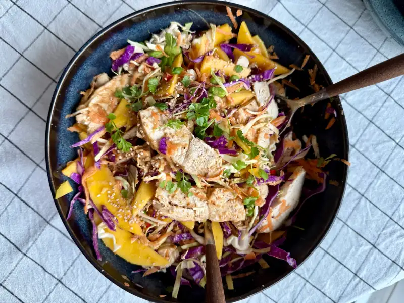 Thaisalat med kylling og peanøtter