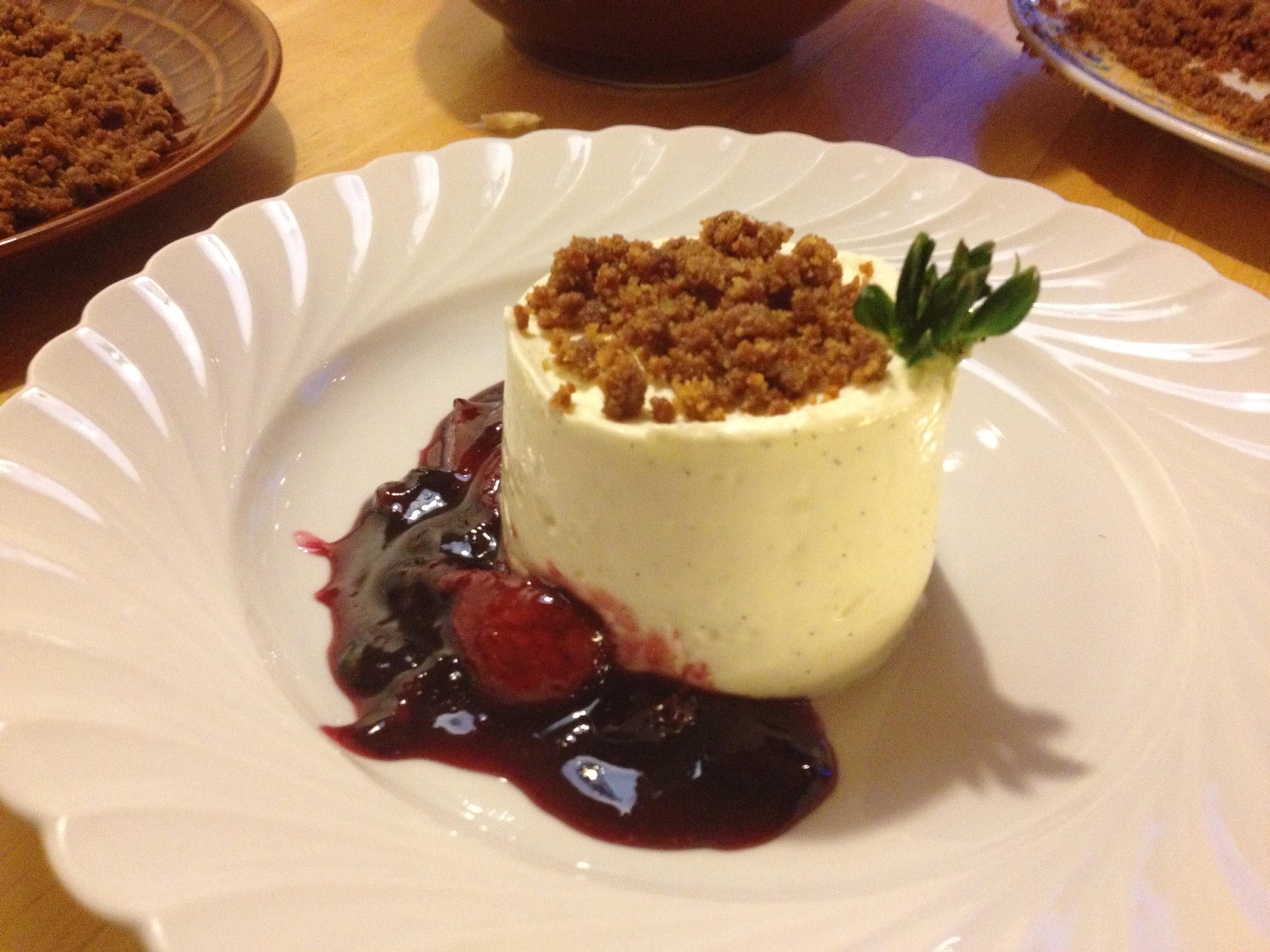 Ostekake med vanilje og bærkompott
