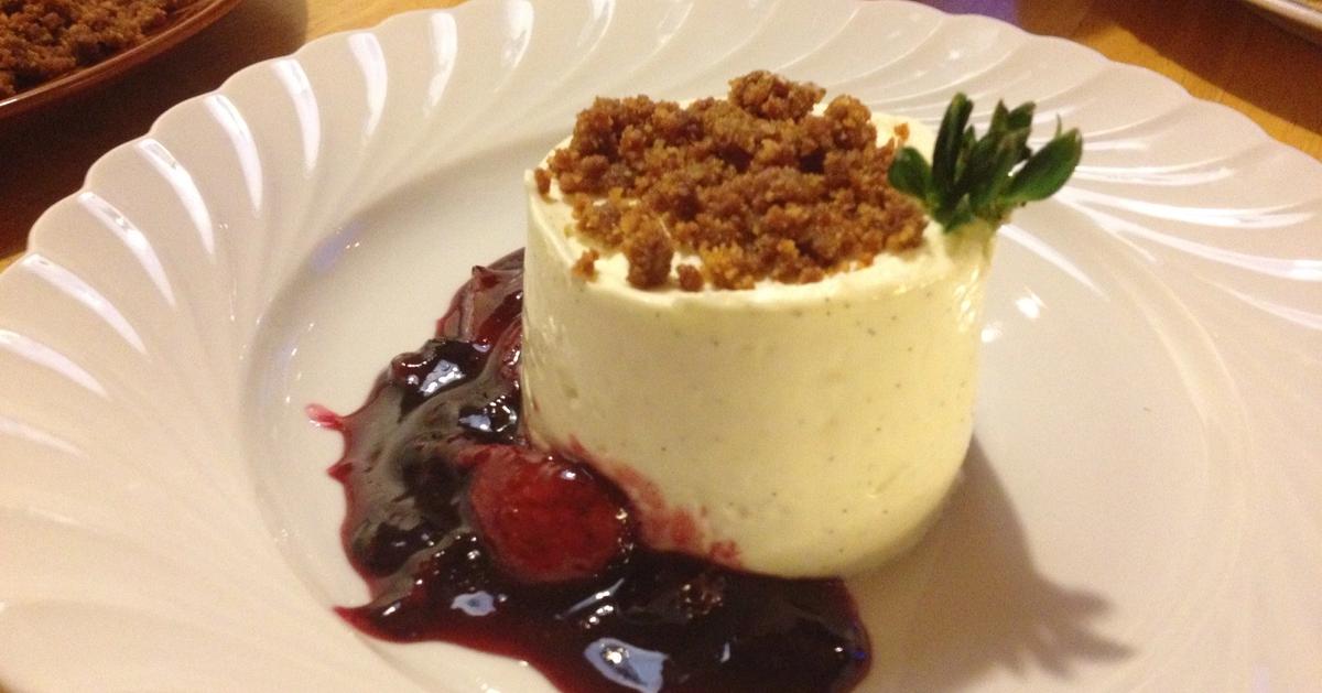 Ostekake med vanilje og bærkompott