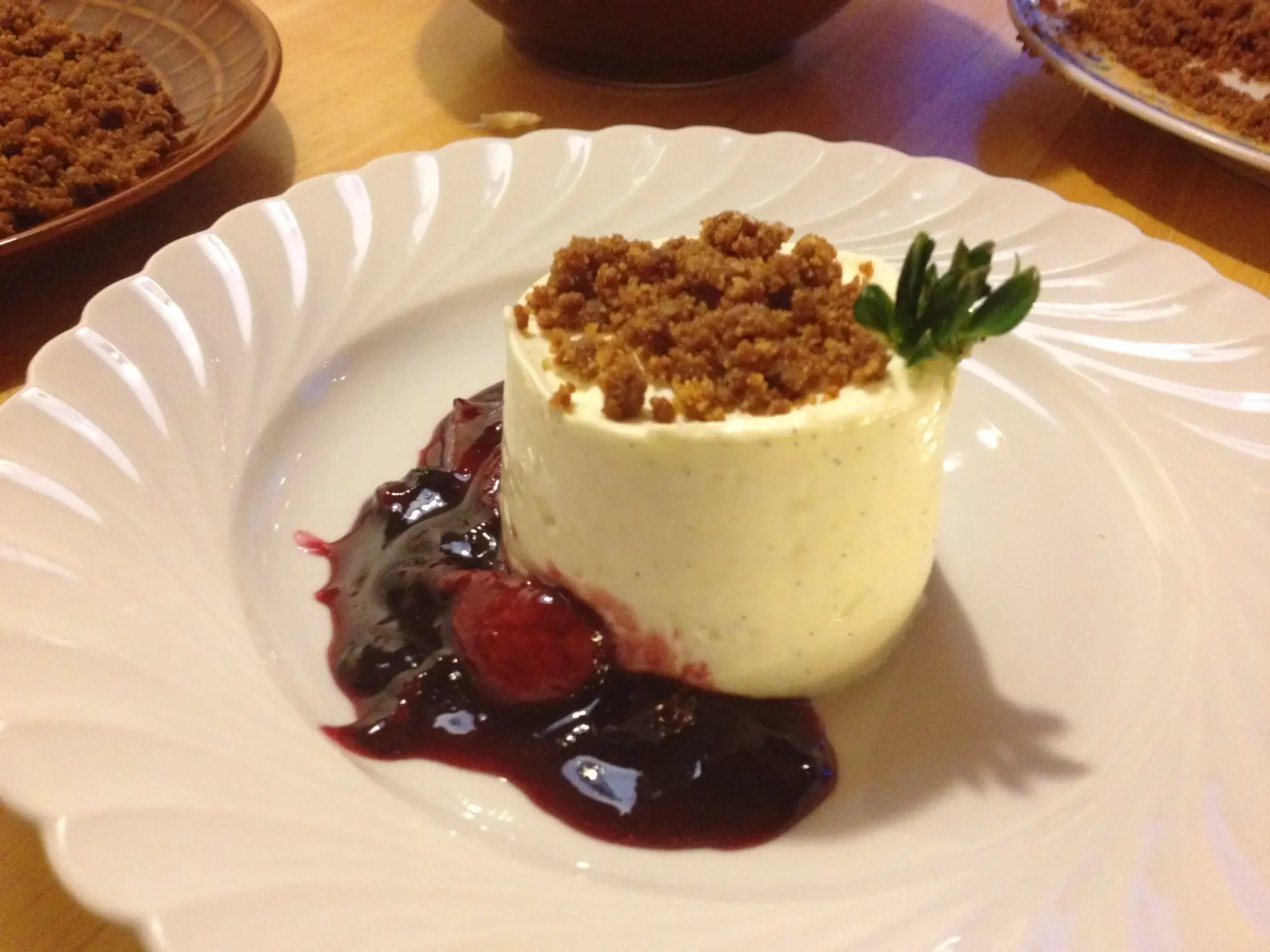 Ostekake med vanilje og bærkompott