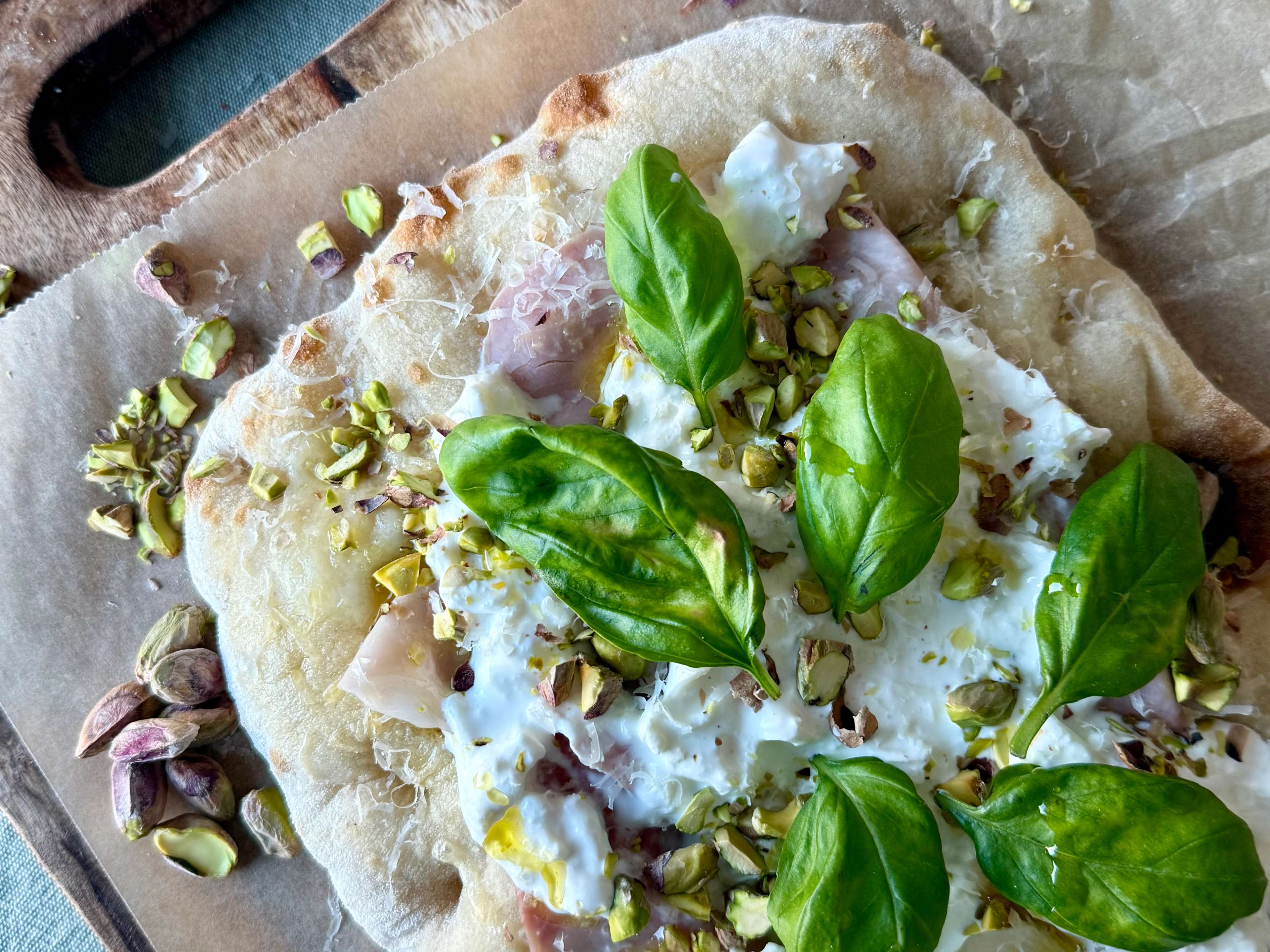 Rask pinsa pizza, med mortadella, burrata og pistasj