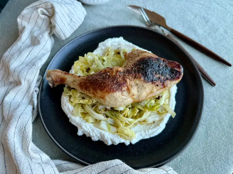 Honningglaserte kyllinglår med spisskål og fetakrem