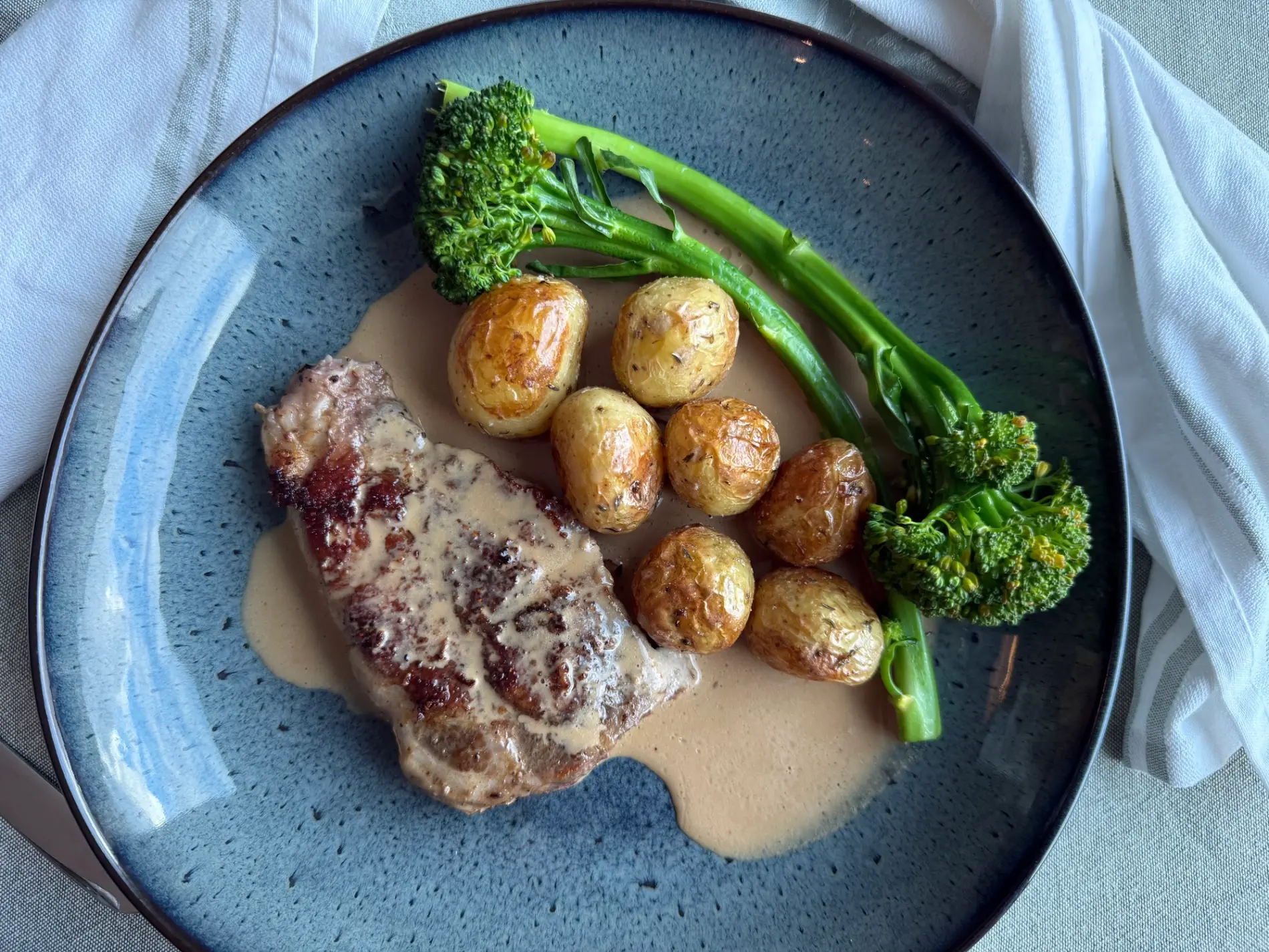 Sous vide nakkekoteletter med ovnsbakte småpoteter og brokkolini