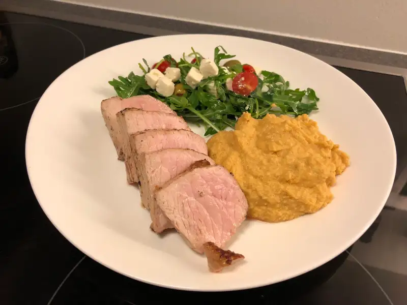 Ytrefilet av svin med hummus og salat