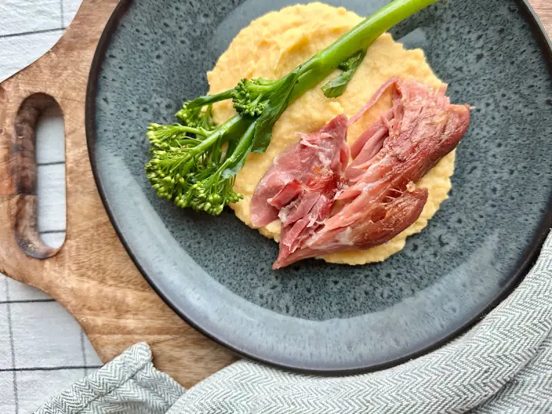 Svineknoke med kålrotpuré og brokkolini 