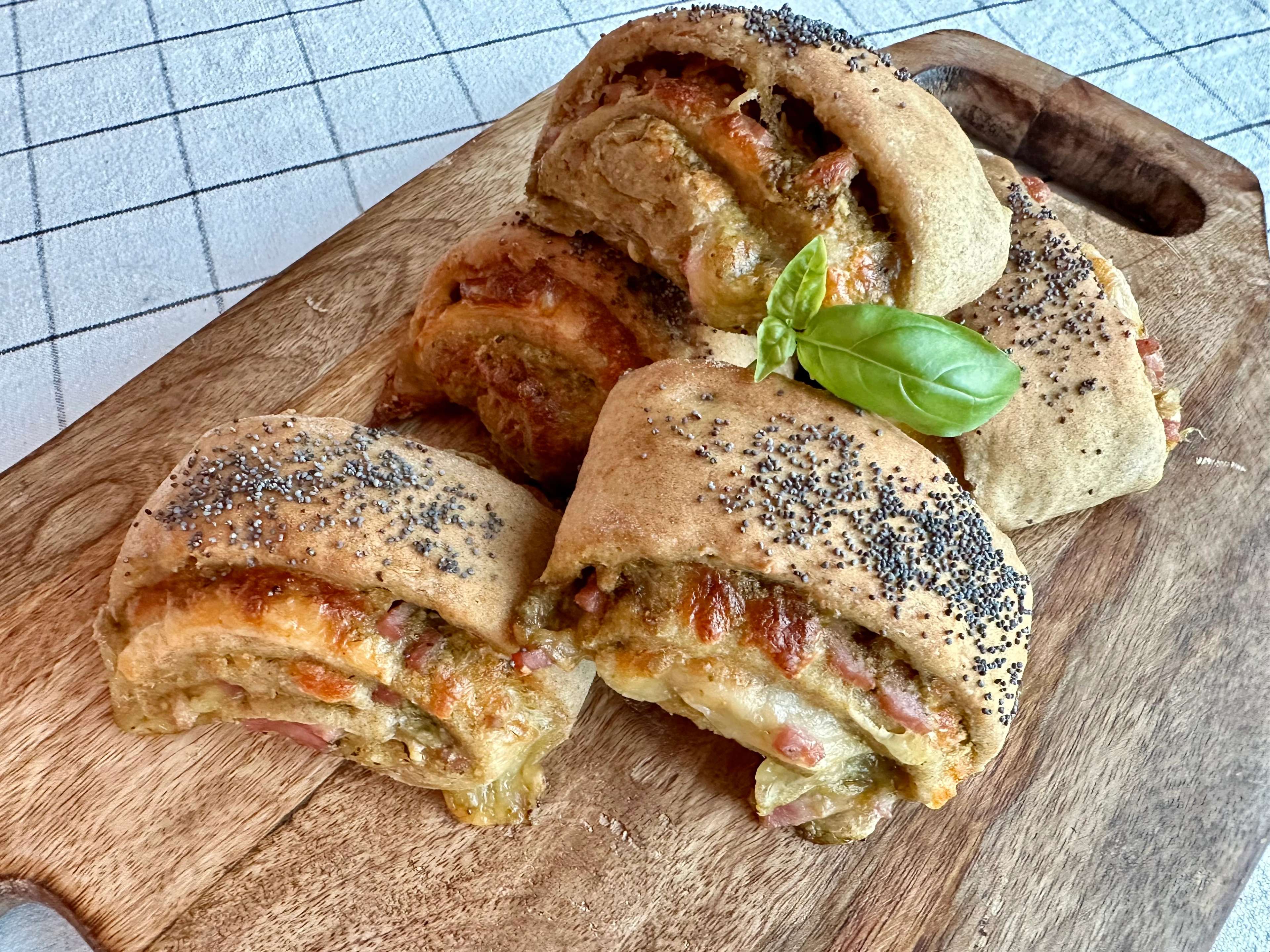 Grove pizzaboller med pesto, skinke og ost