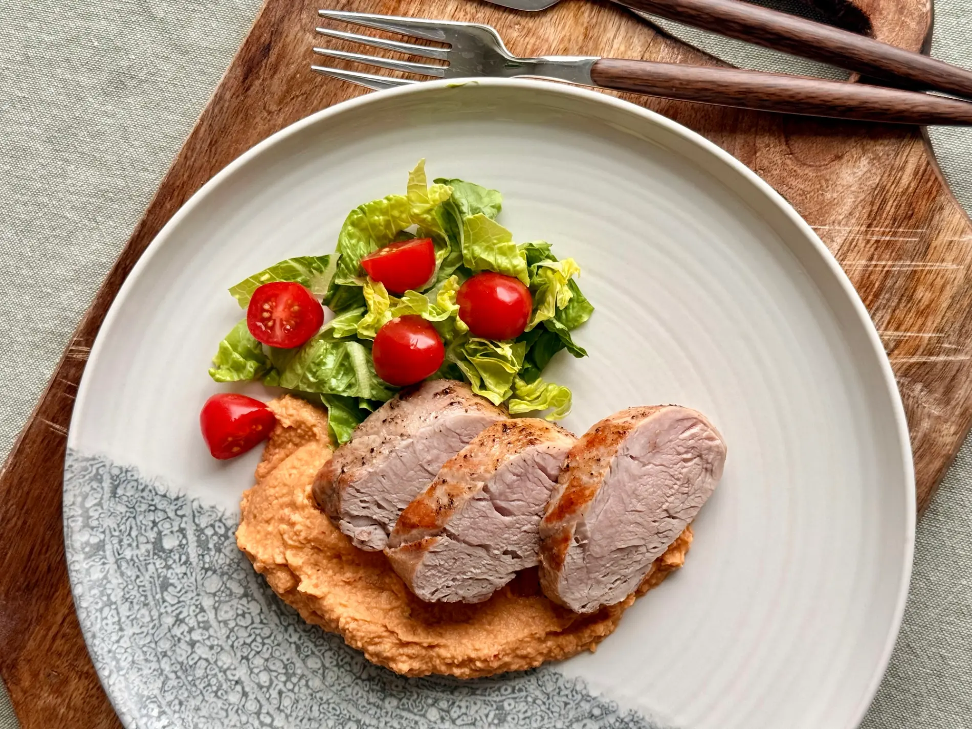 Ytrefilet av svin med hummus og salat