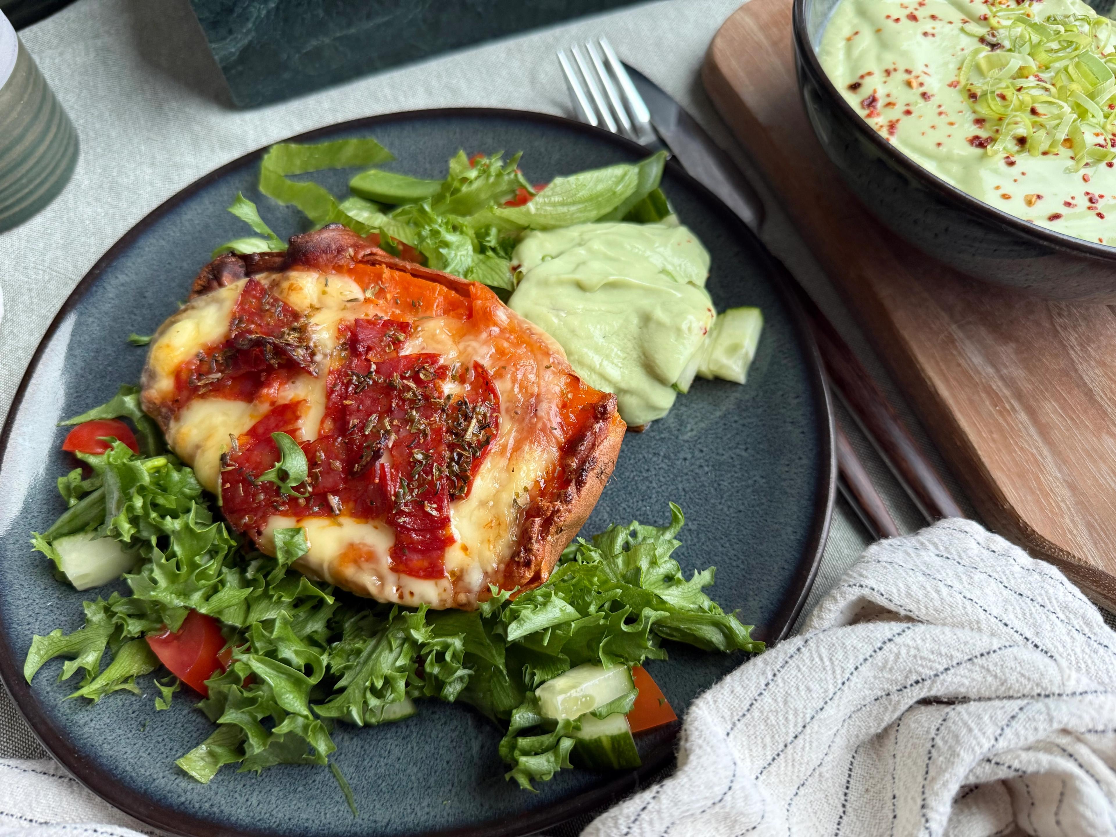Ovnsbakt søtpotet med ost og chorizo servert med salat og kremet avokadodressing