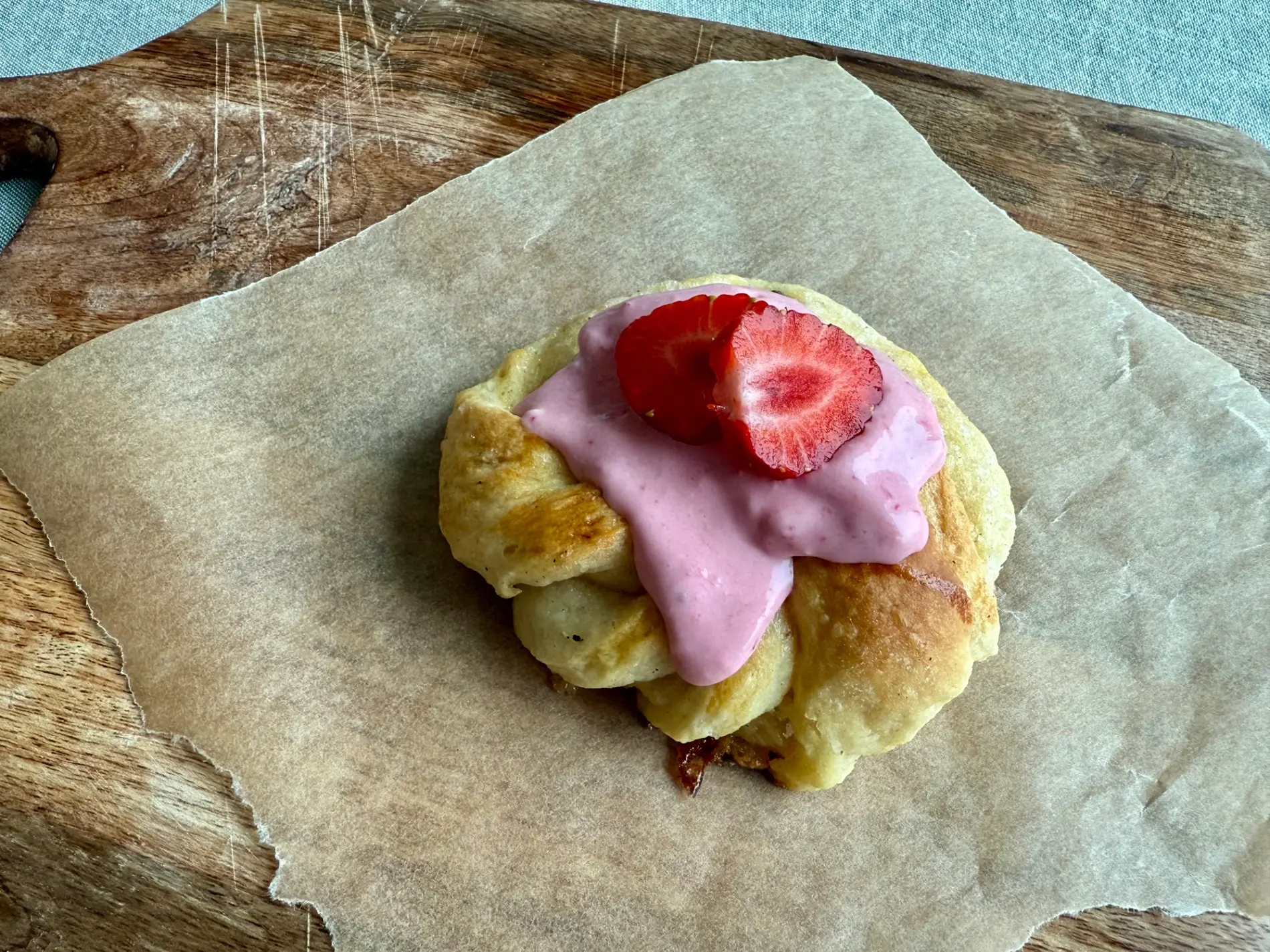 Luftige kardemommesnurrer med jordbærglasur