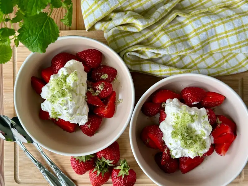 Norske jordbær med pisket krem og lime – sitronmelissesukker 