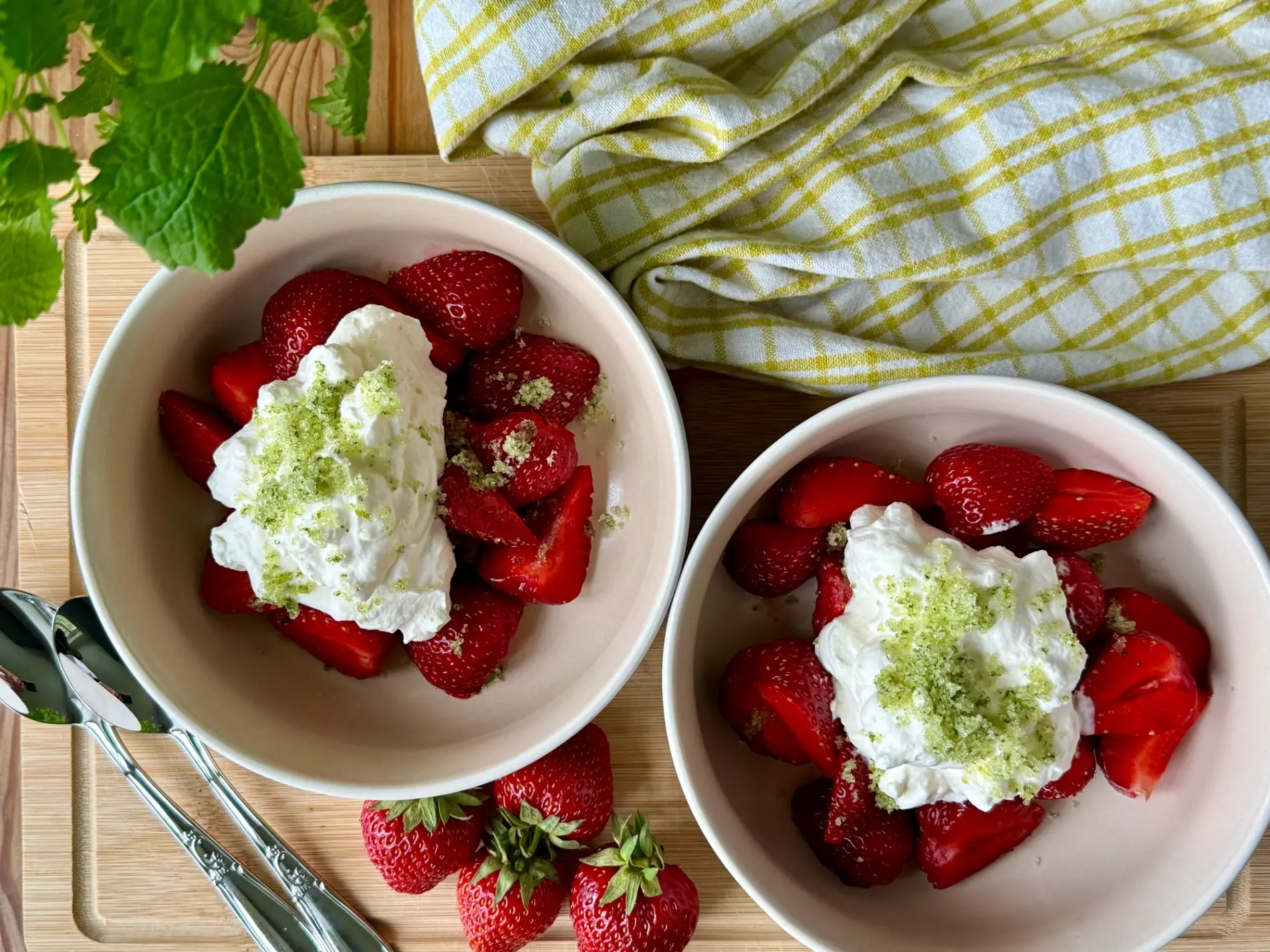 Norske jordbær med pisket krem og lime – sitronmelissesukker