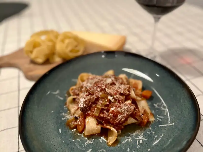 Hjemmelaget pasta med langtidskokt ragù bolognese