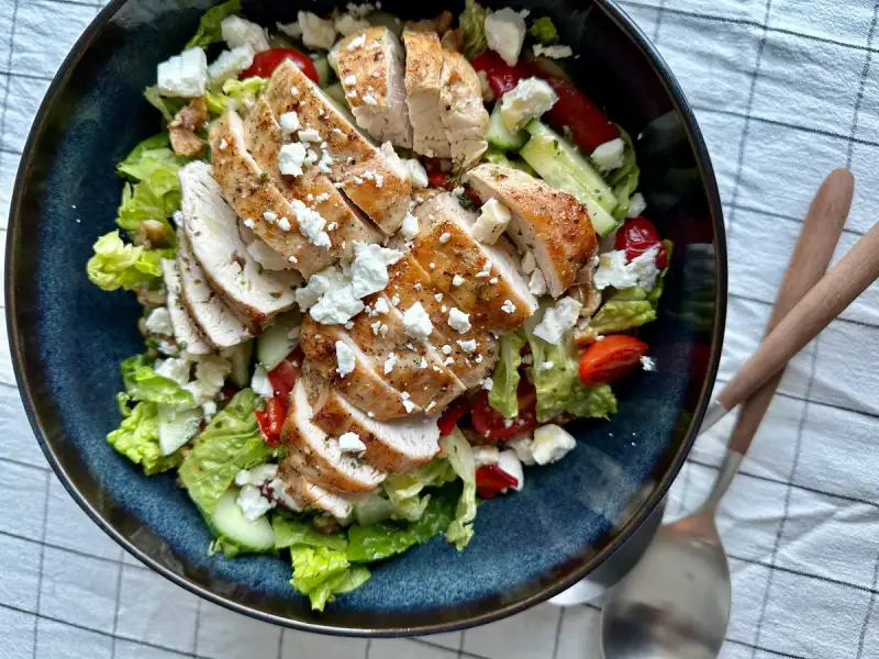 Kyllingsalat med saftig kylling, paprika, feta og tomat