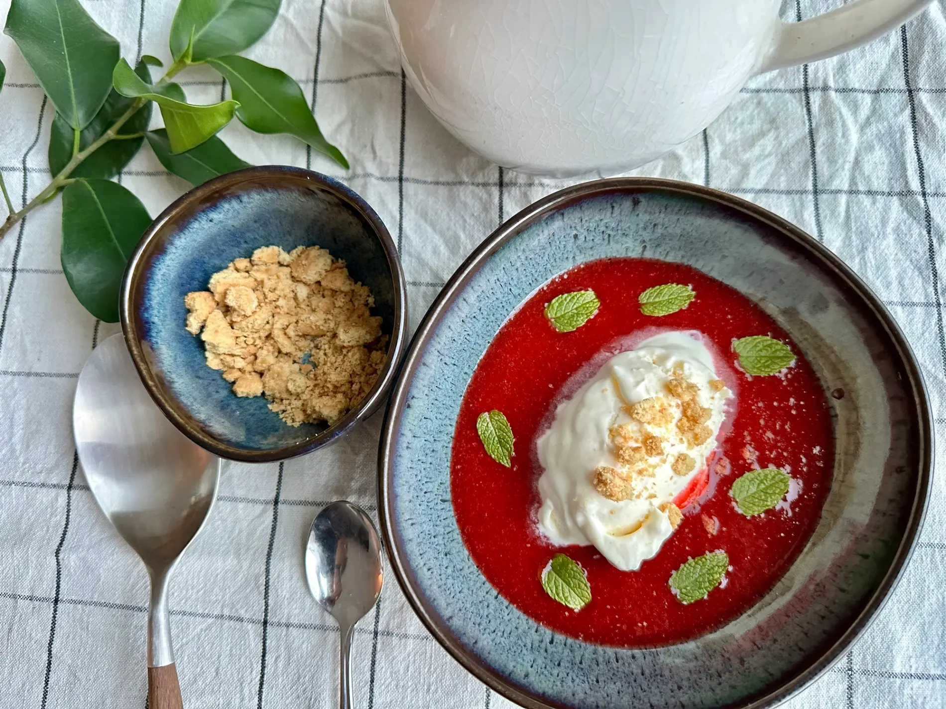 Hjemmelaget iskrem med jordbærsaus