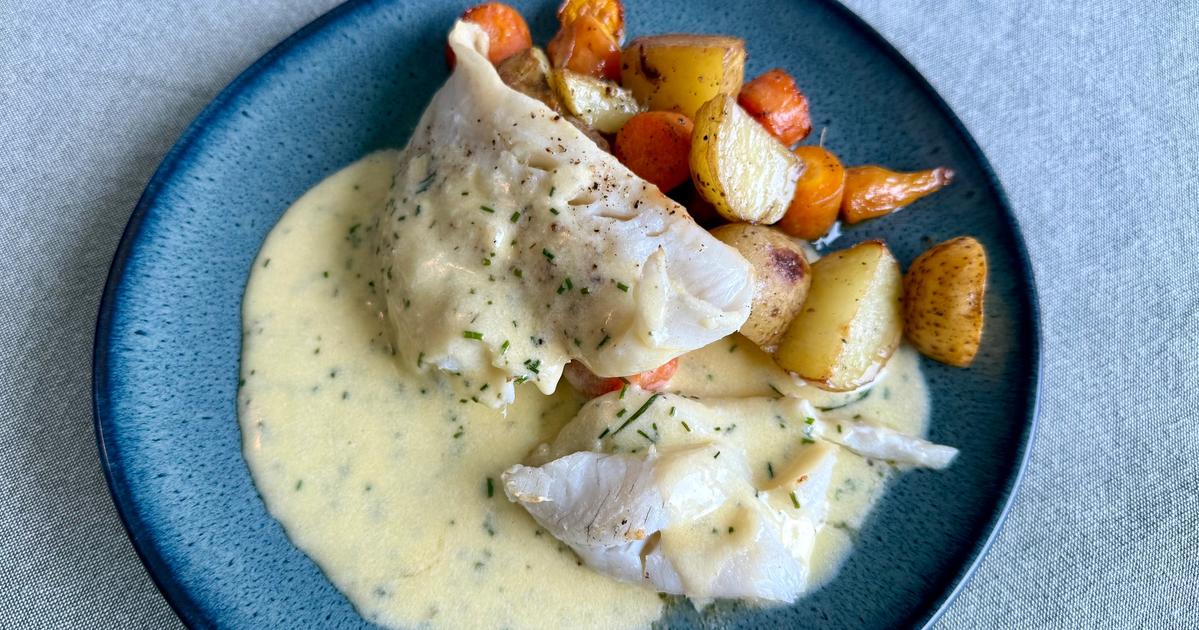 Smakfull bakt lyr med ovnstekte grønnsaker servert med smørsaus