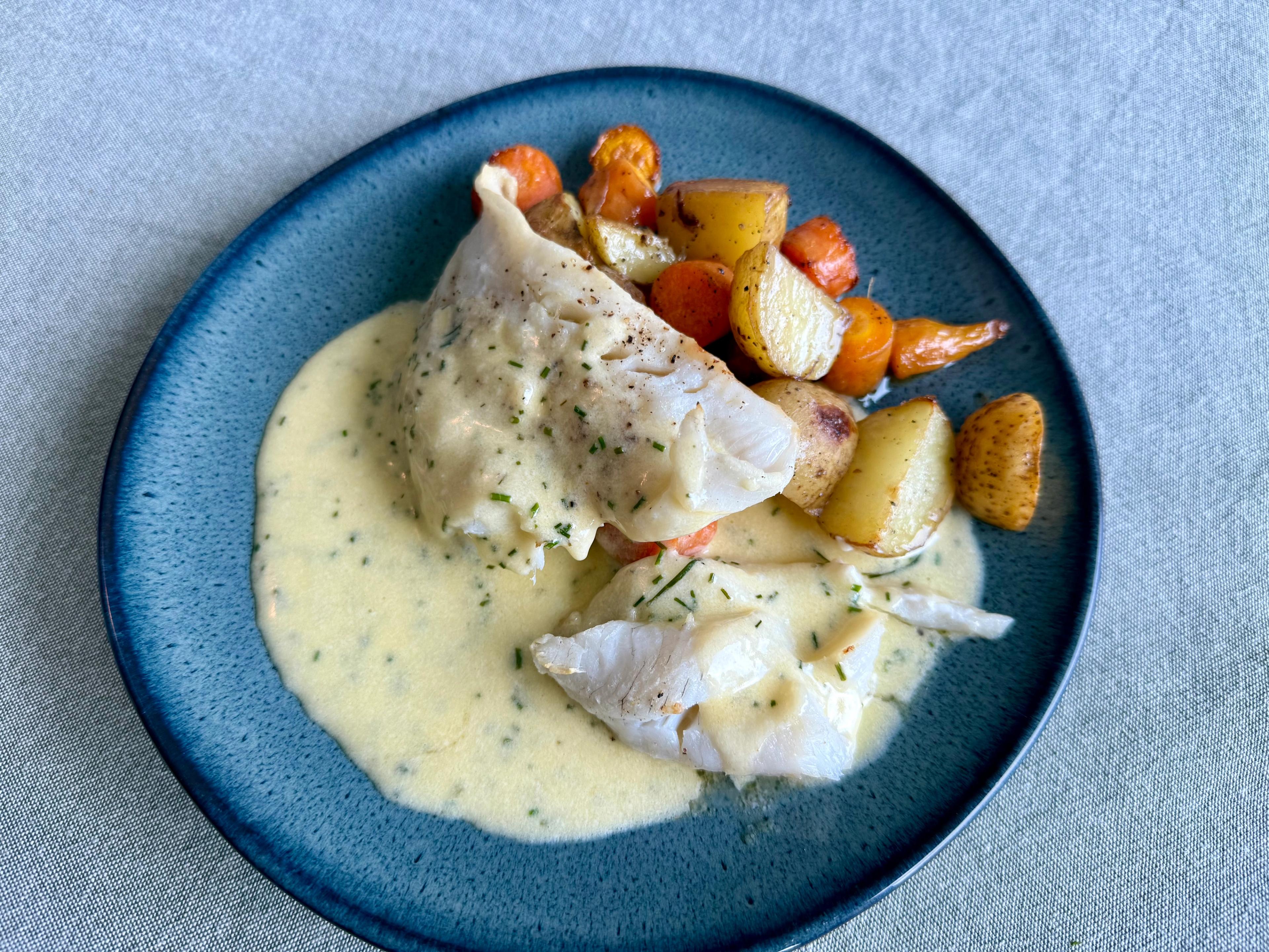 Smakfull bakt lyr med ovnstekte grønnsaker servert med smørsaus