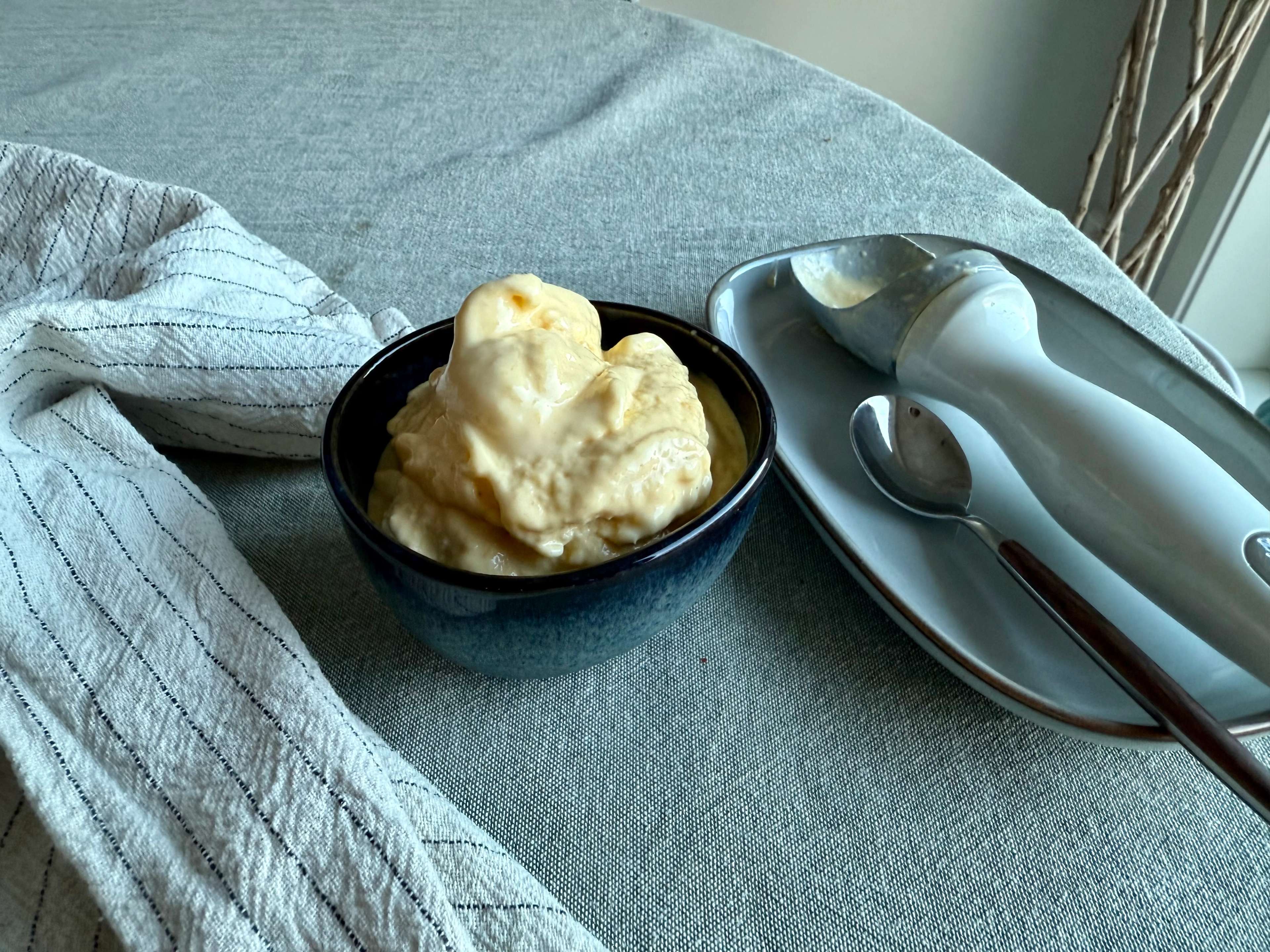 Hverdags-is med kesam og mango (2 ingredienser)