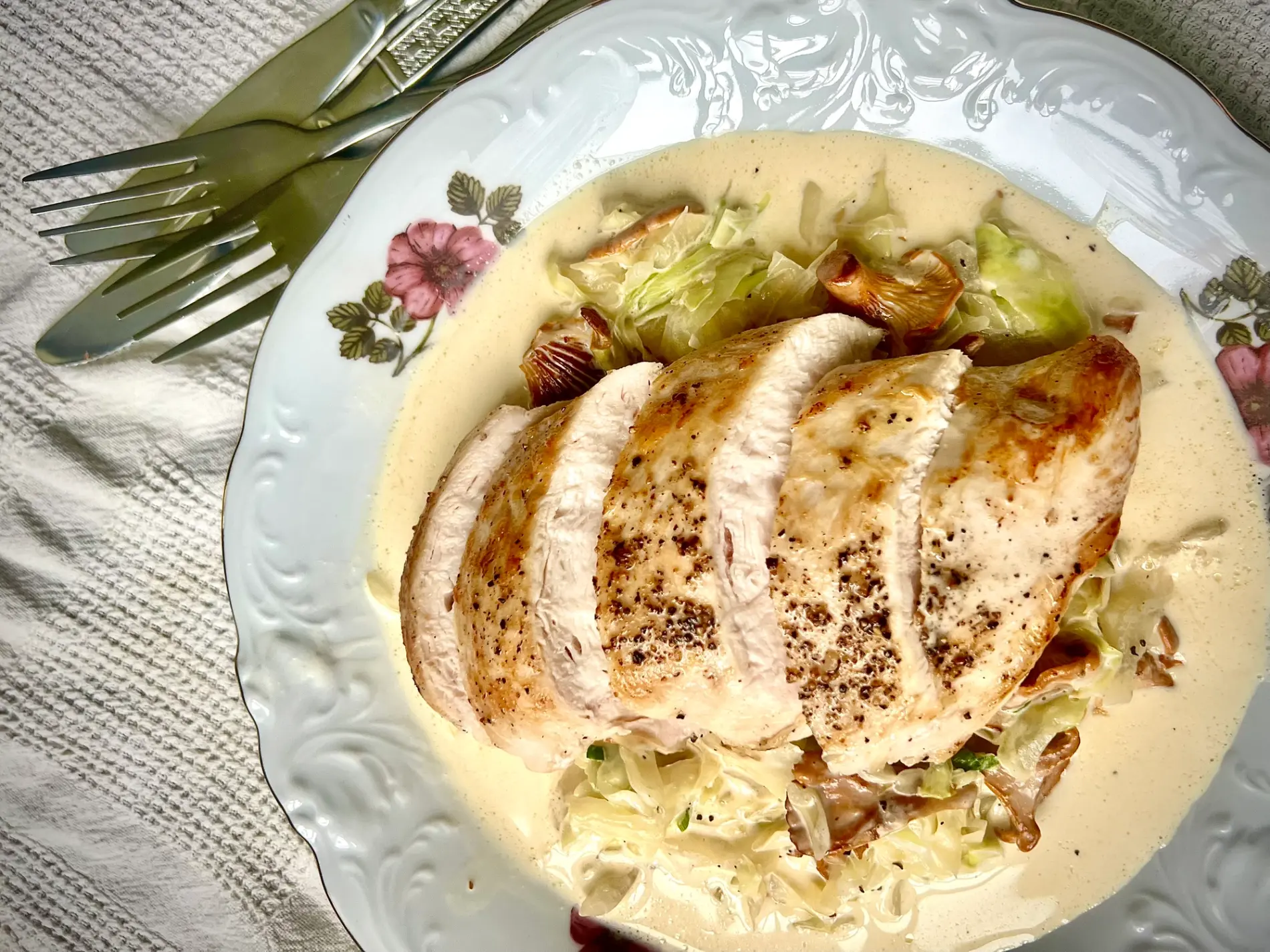 Stekt kyllingbryst med kremet sommerkål og kantareller