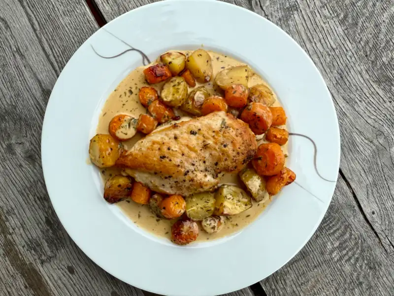 Kyllingfilet med ovnstekte grønnsaker og estragonsaus