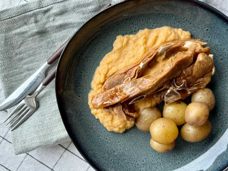 Pinnekjøtt med enkel kålrabistappe 