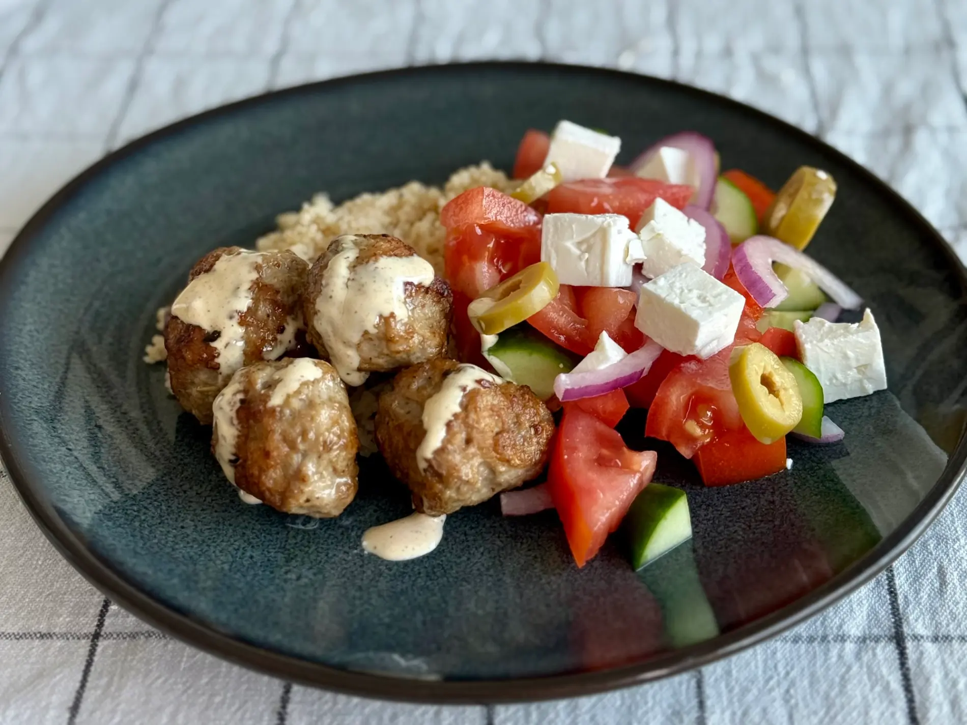 Greske kjøttboller med gresk salat