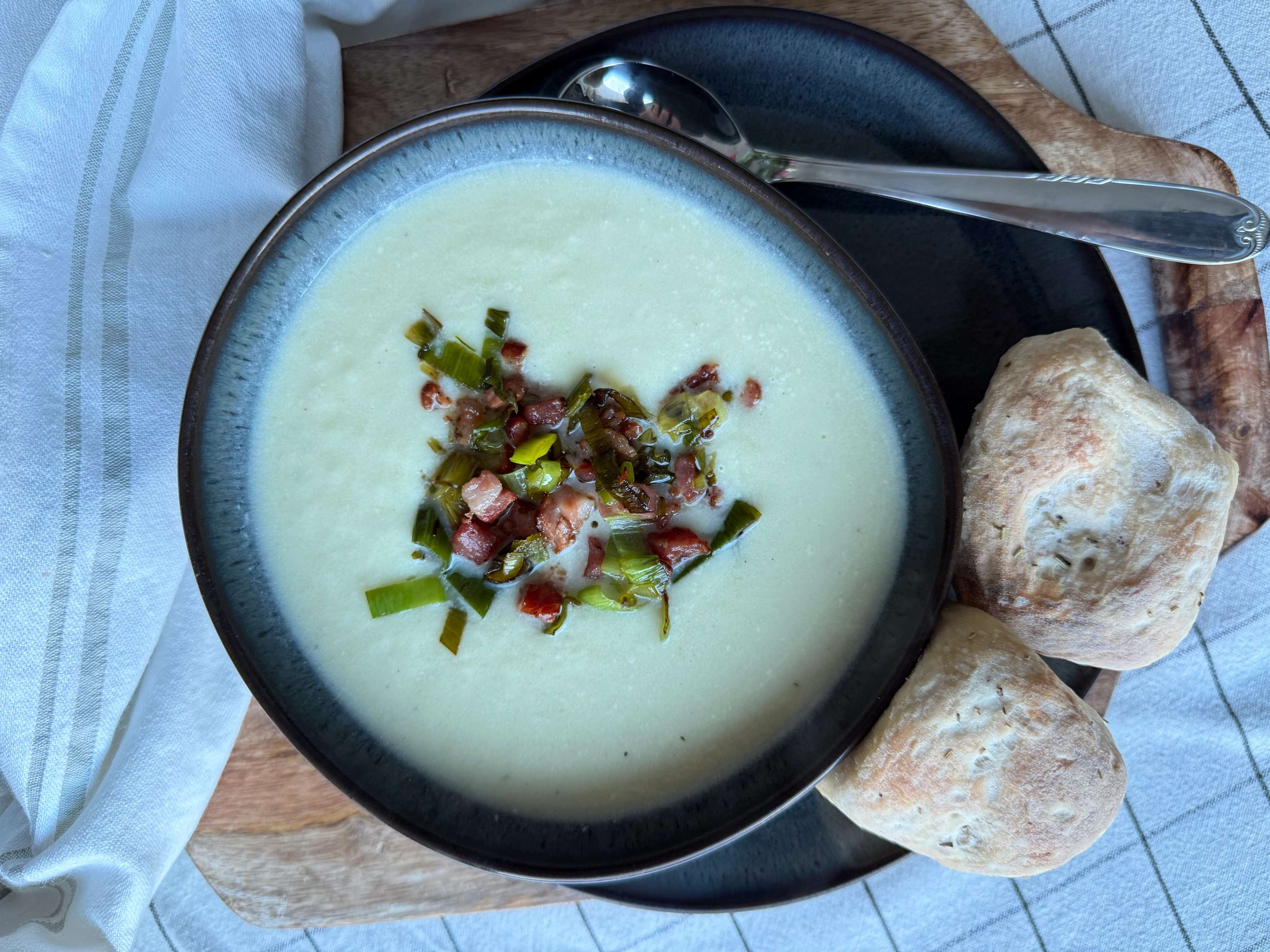 Blomkålsuppe med bacon og purre – klar på 30 minutter