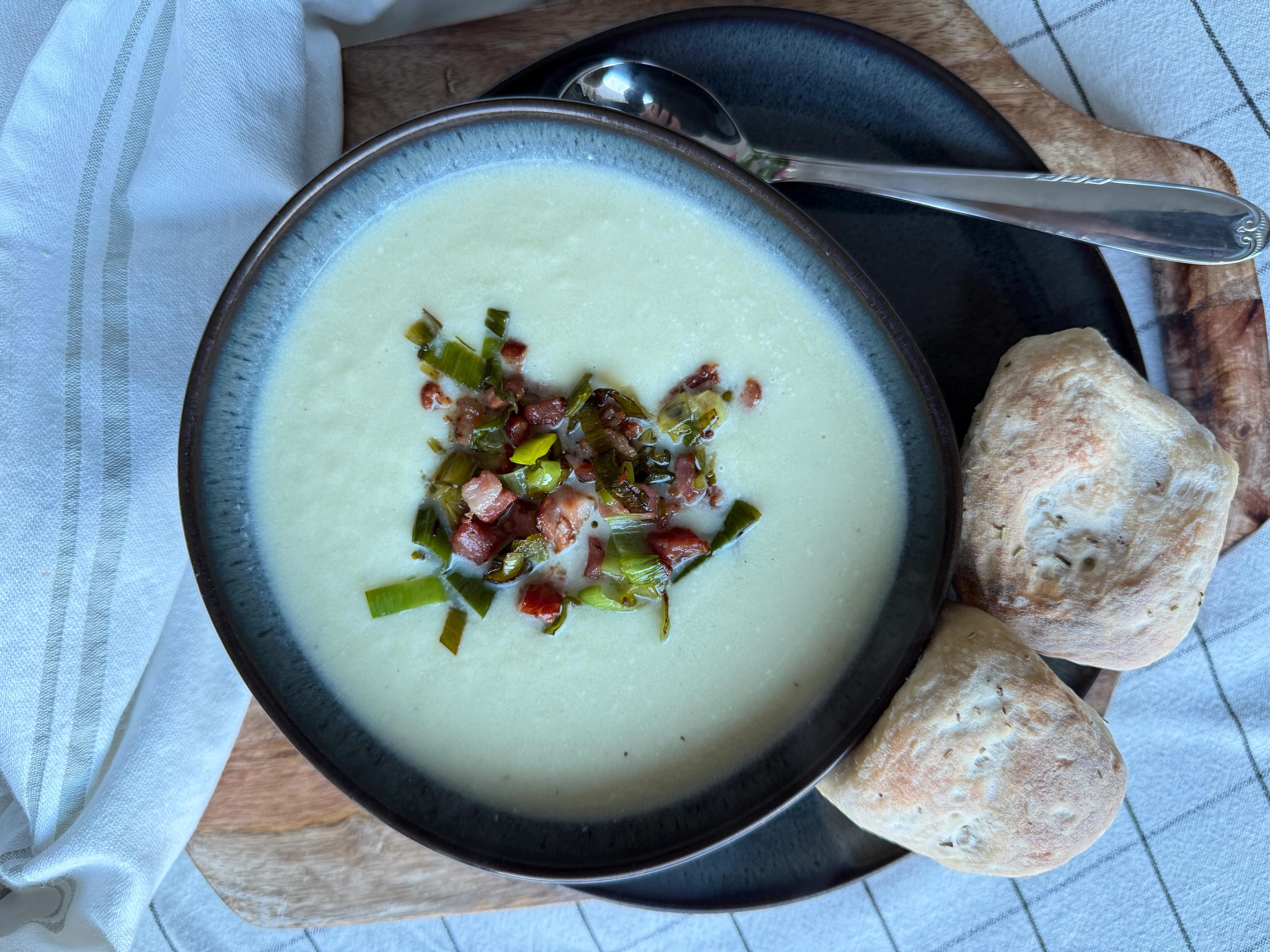 Blomkålsuppe med bacon og purre – klar på 30 minutter