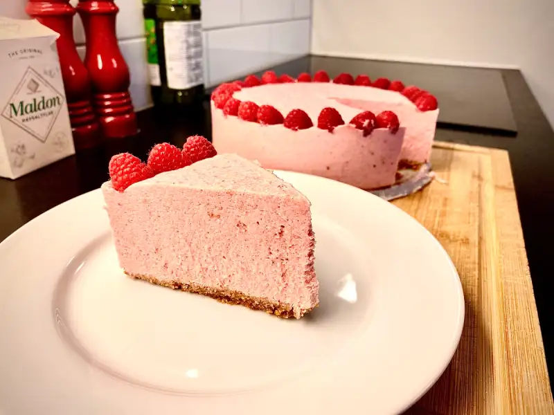 Jordbær og bringebærmousse-kake