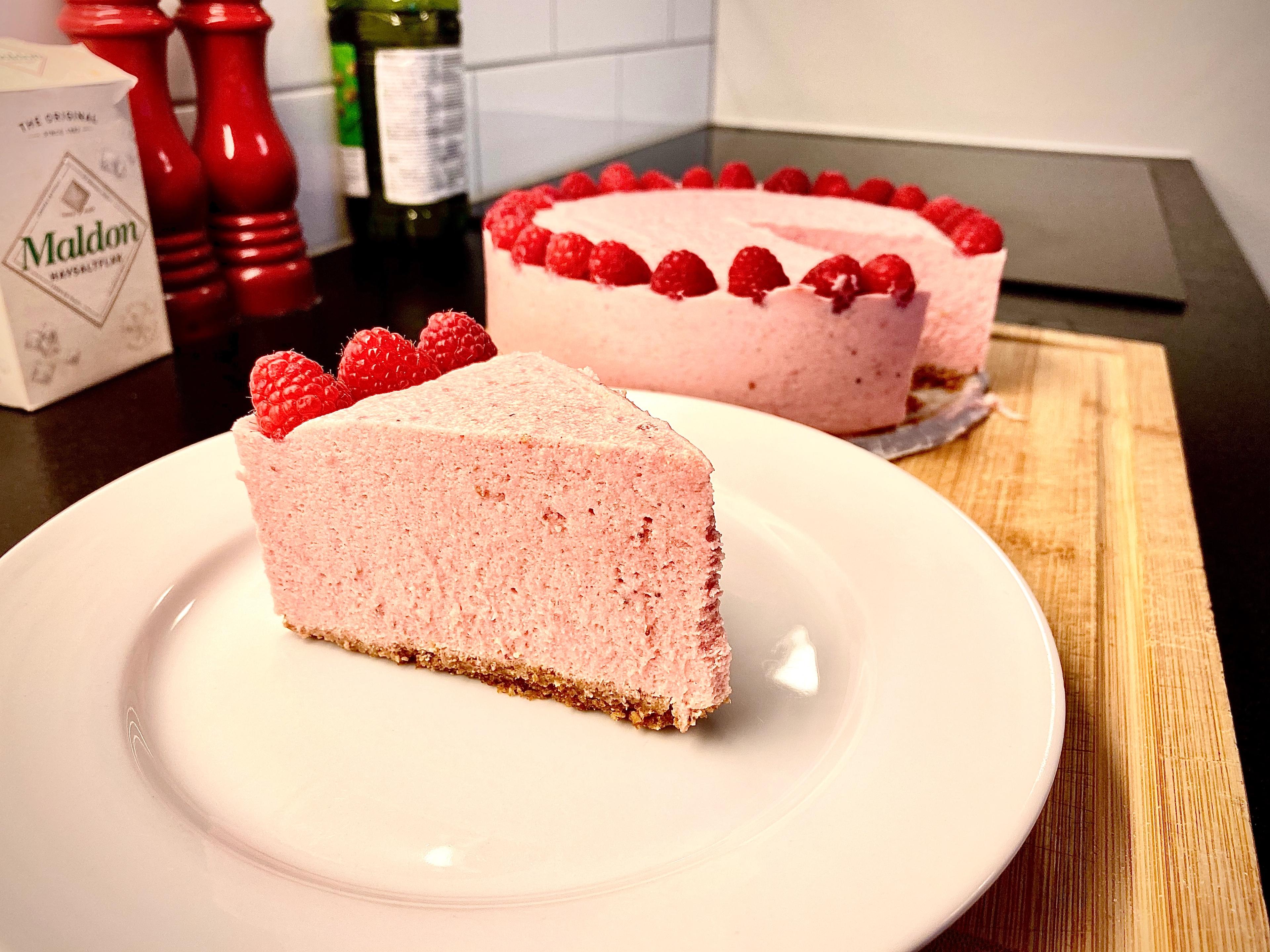 Jordbær og bringebærmousse-kake