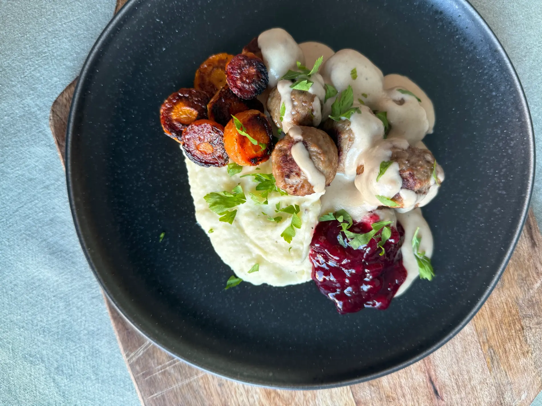 Svenske kjøttboller i fløtesaus, med potetmos