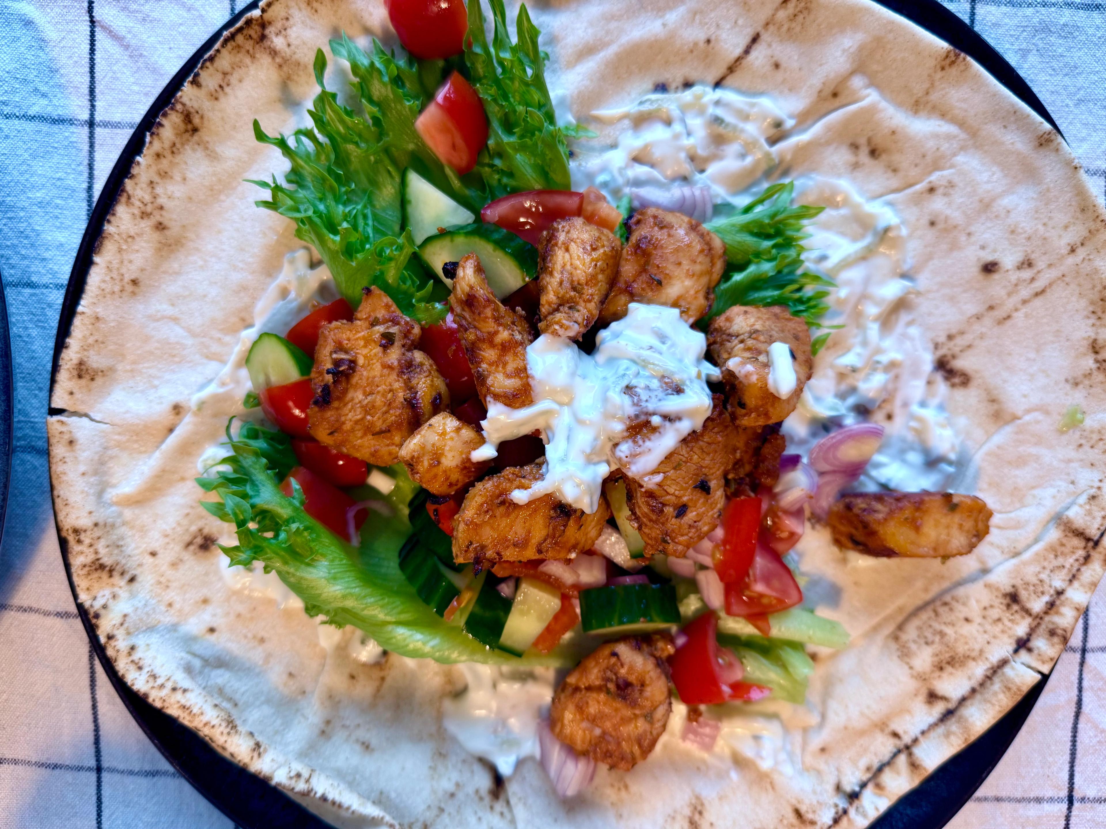 Gresk kyllinggyros i tynnbrød