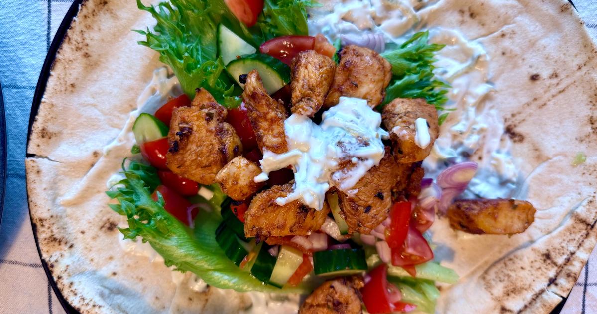 Gresk kyllinggyros i tynnbrød