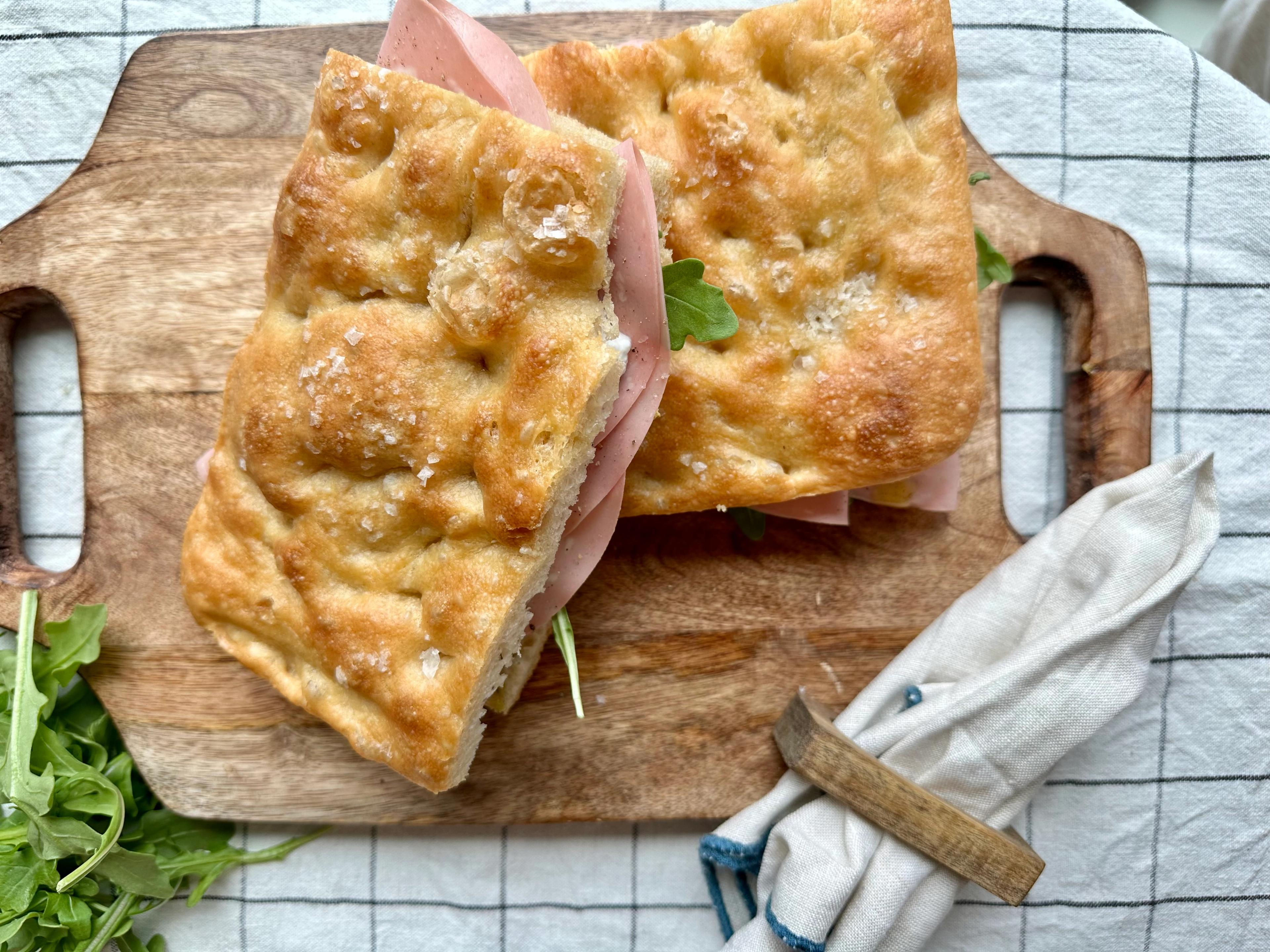 focaccia med burrata og mortadella