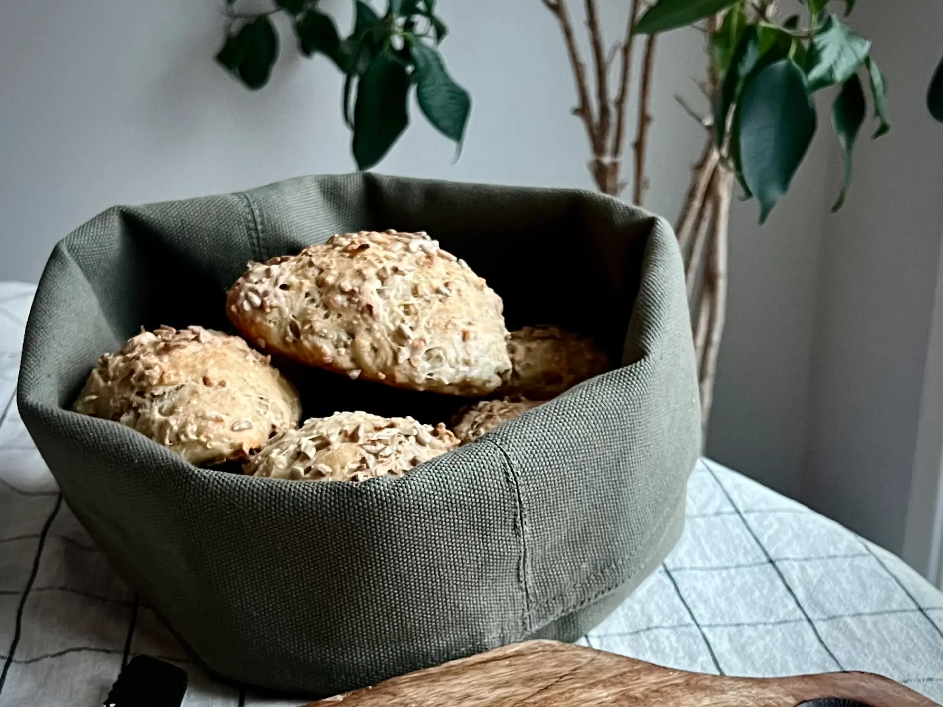Eltefrie rundstykker med havre og solsikkekjerner 