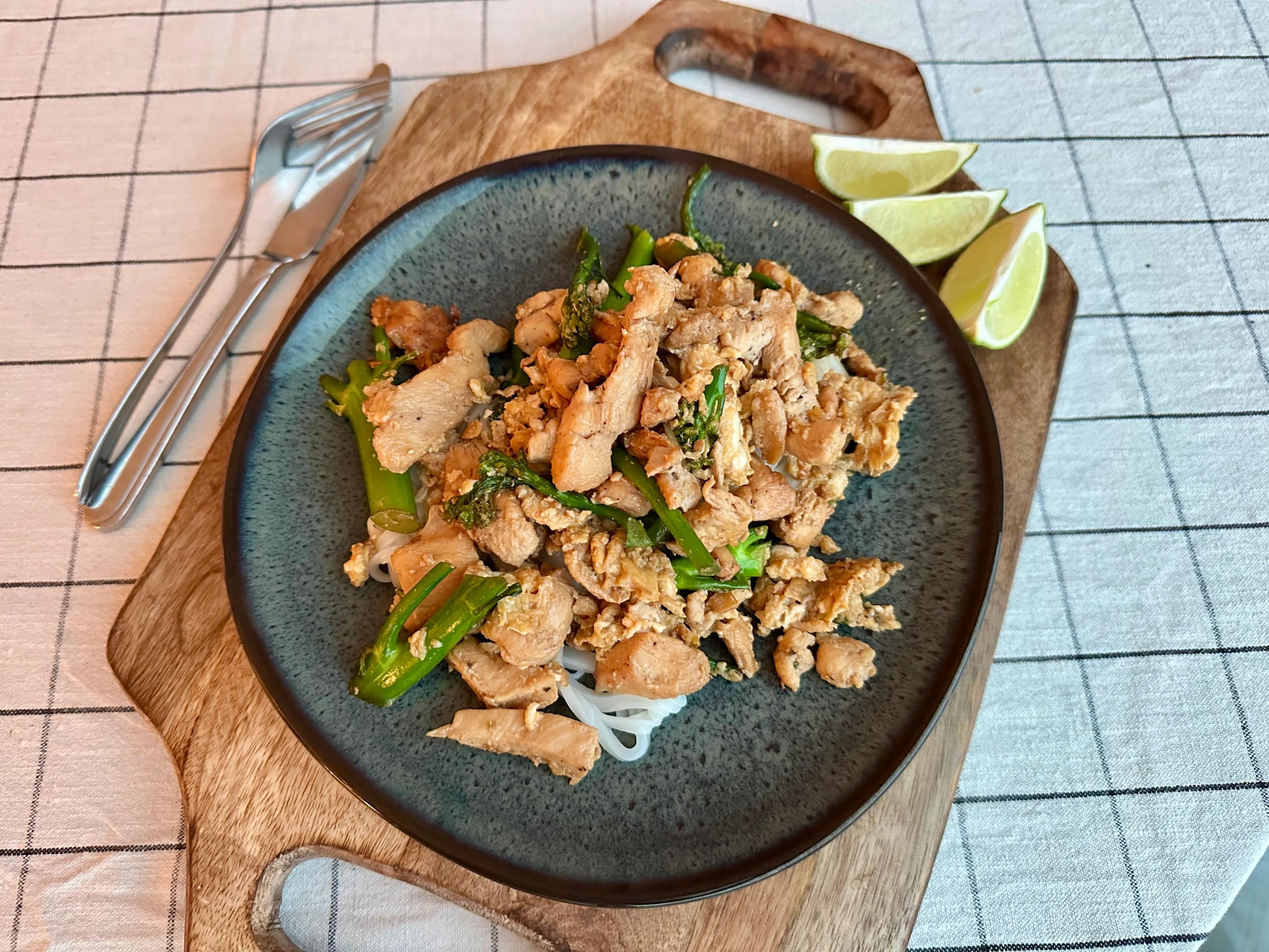 Kylling wok med risnudler