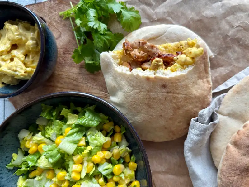 Pitabrød med strimlet svinekjøtt og karrimajones