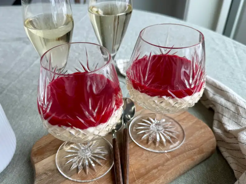 Panna cotta med bringebærsaus