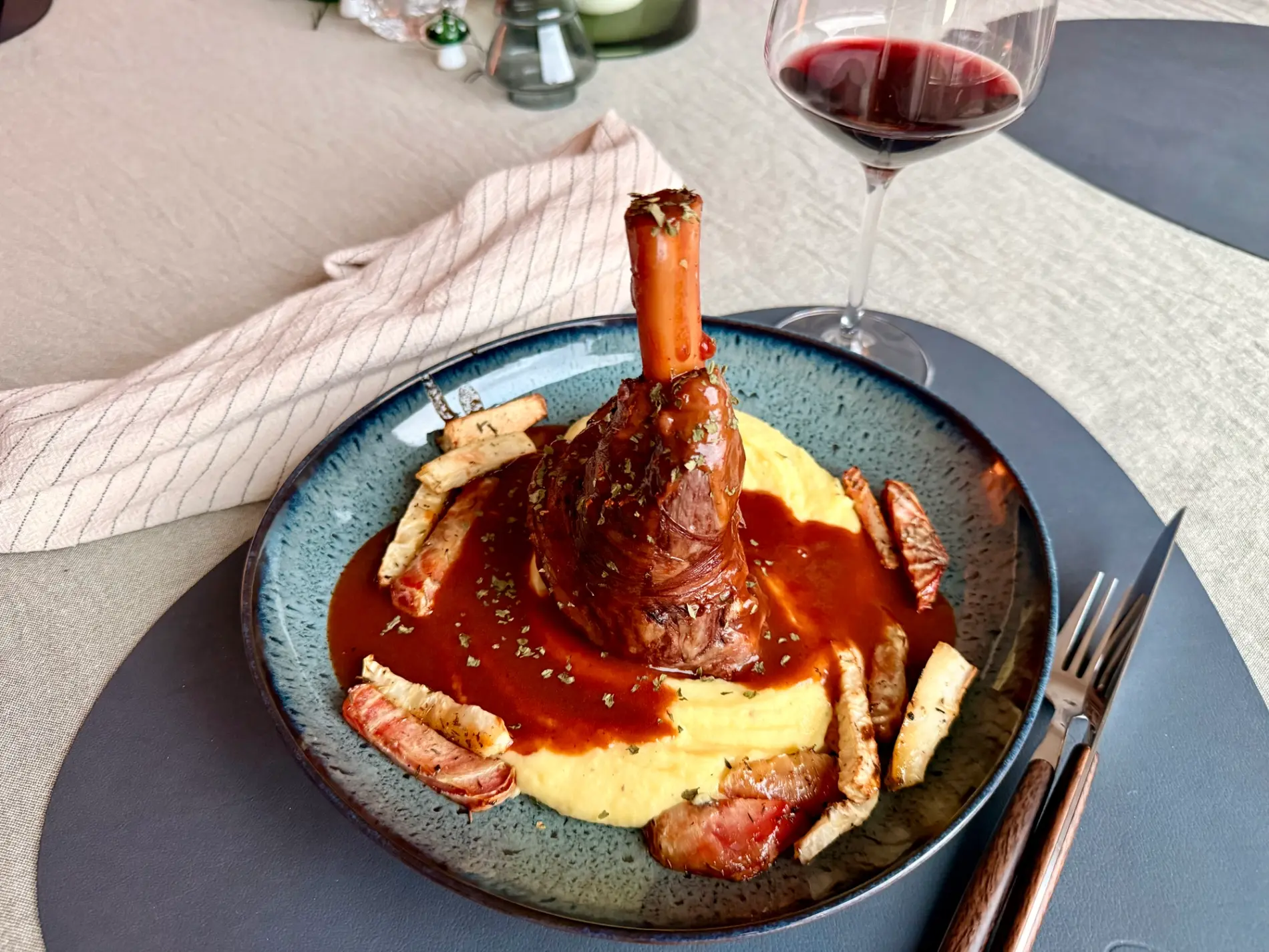 Langtidsbraiserte lammeskanker i rødvinssaus